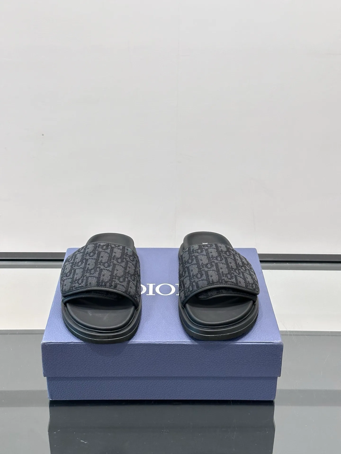 Factory price: 280💰𝐂𝐡𝐫𝐢𝐬𝐭𝐢𝐚𝐧 𝐃𝐢𝐨𝐫 Dior's latest popular sandals, classic upgraded Velcro sandals, original replicas, super durable and versatile, very comfortable on the feet, slimming and white, original cowhide leather upper, sheepskin lining Original d hardware buckle Original molded T men's shoes 💰U outsole Size: 38-44 (.45.46 customized)